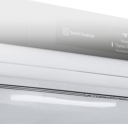 Lähikuva pehmeästä LED-valaistuksesta, jossa valo jakautuu tasaisesti koko jääkaappiin.