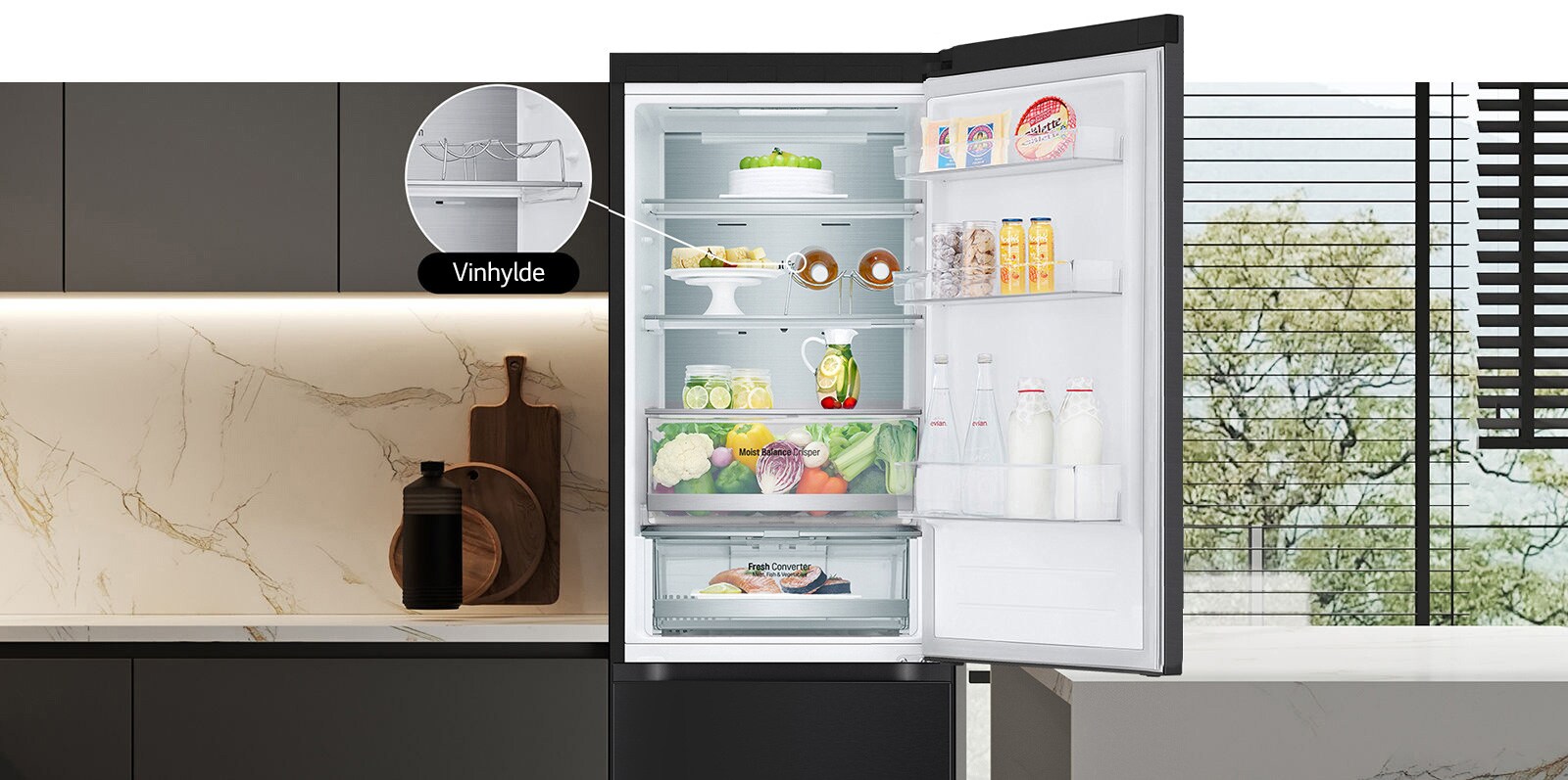 Avoinna oleva jääkaappi, jonka hyllyt on täytetty tuoreilla elintarvikkeilla. Jääkaapissa näkyy viinipulloteline ja taittuva hylly.