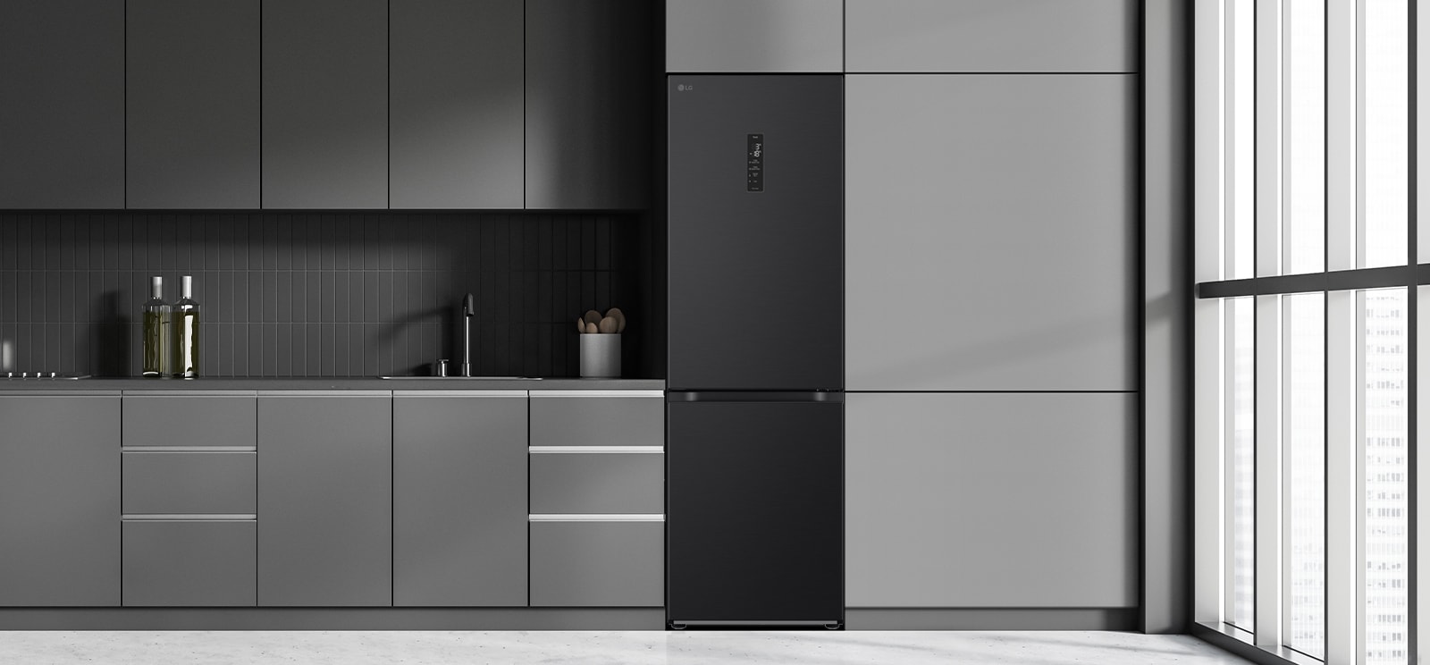 Moderni keittiö, jossa jääkaappi sulautuu keittiökaapistoon ja näyttää sisäänrakennetulta mallilta.