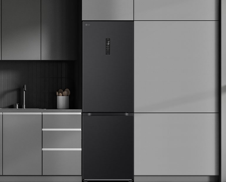 Moderni keittiö, jossa jääkaappi sulautuu keittiökaapistoon ja näyttää sisäänrakennetulta mallilta.