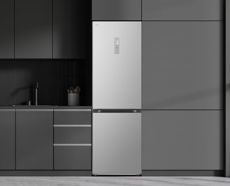 Moderni keittiö, jossa jääkaappi sulautuu keittiökaapistoon ja näyttää sisäänrakennetulta mallilta.