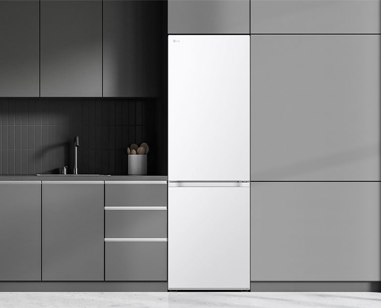Moderni keittiö, jossa jääkaappi sulautuu keittiökaapistoon ja näyttää sisäänrakennetulta mallilta.