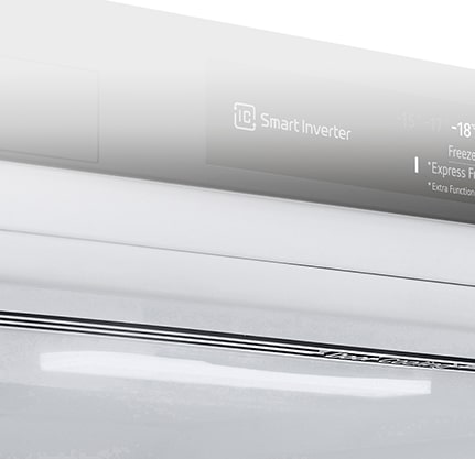 Lähikuva pehmeästä LED-valaistuksesta, jossa valo jakautuu tasaisesti koko jääkaappiin.