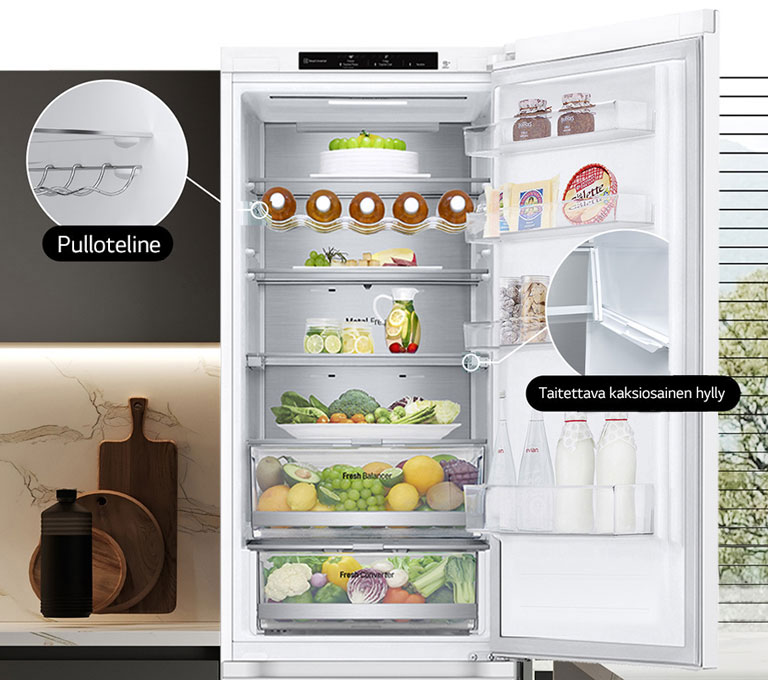 Avoinna oleva jääkaappi, jonka hyllyt on täytetty tuoreilla elintarvikkeilla. Jääkaapissa näkyy viinipulloteline ja taittuva hylly.