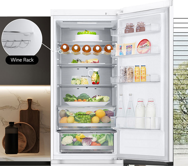 Avoinna oleva jääkaappi, jonka hyllyt on täytetty tuoreilla elintarvikkeilla. Jääkaapissa näkyy viinipulloteline ja taittuva hylly.