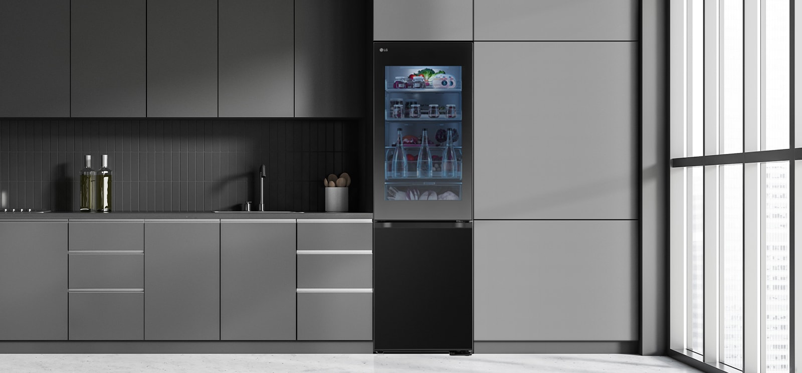 Moderni keittiö, jossa jääkaappi sulautuu keittiökaapistoon ja näyttää sisäänrakennetulta mallilta.