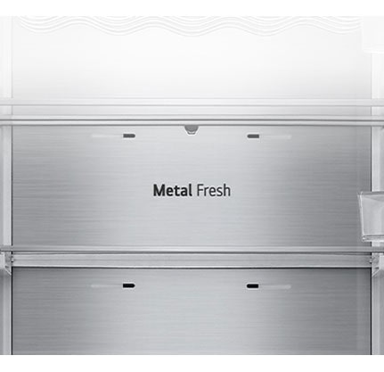 Lähikuva jääkaapissa olevasta Metal Fresh -merkinnästä.