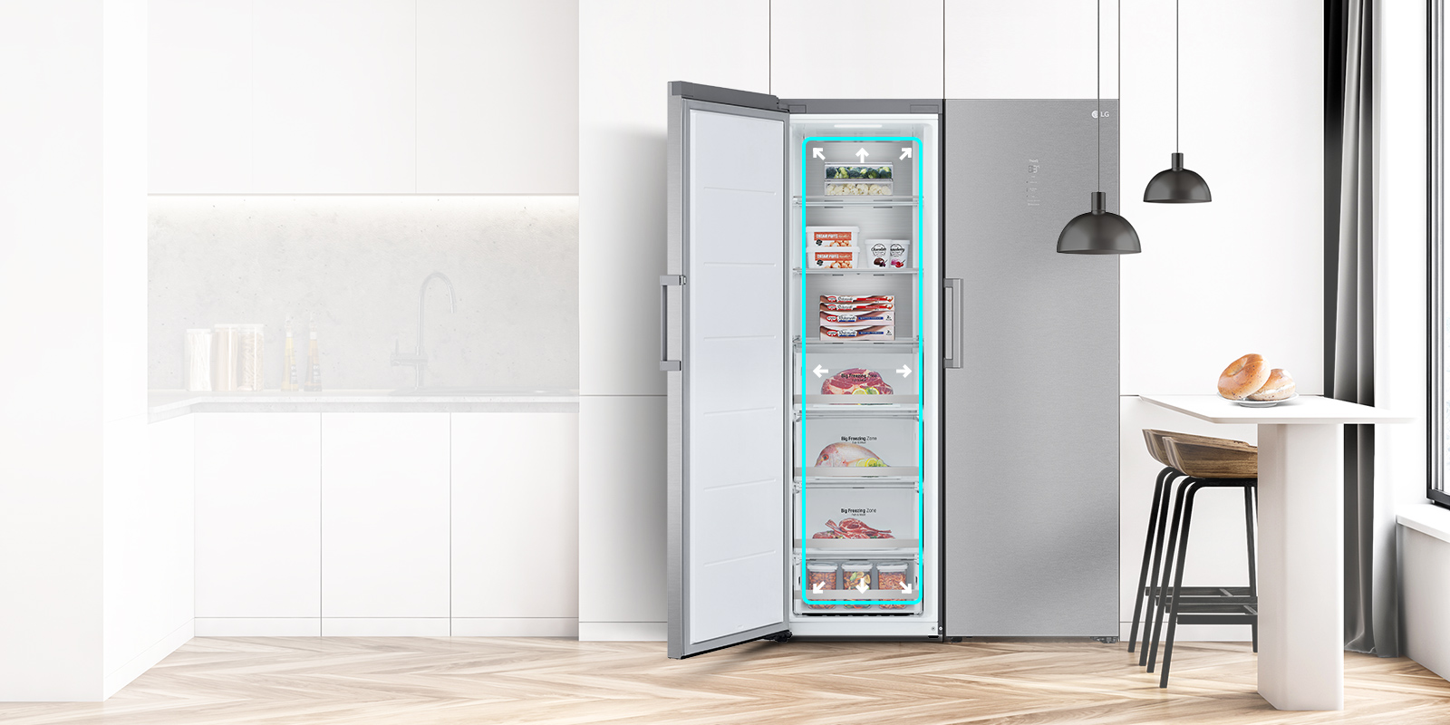 Pakastin näytetään edestä, ovi on auki ja sininen neliö sekä nuolet osoittavat ulospäin korostaen sisätilan suuruutta.