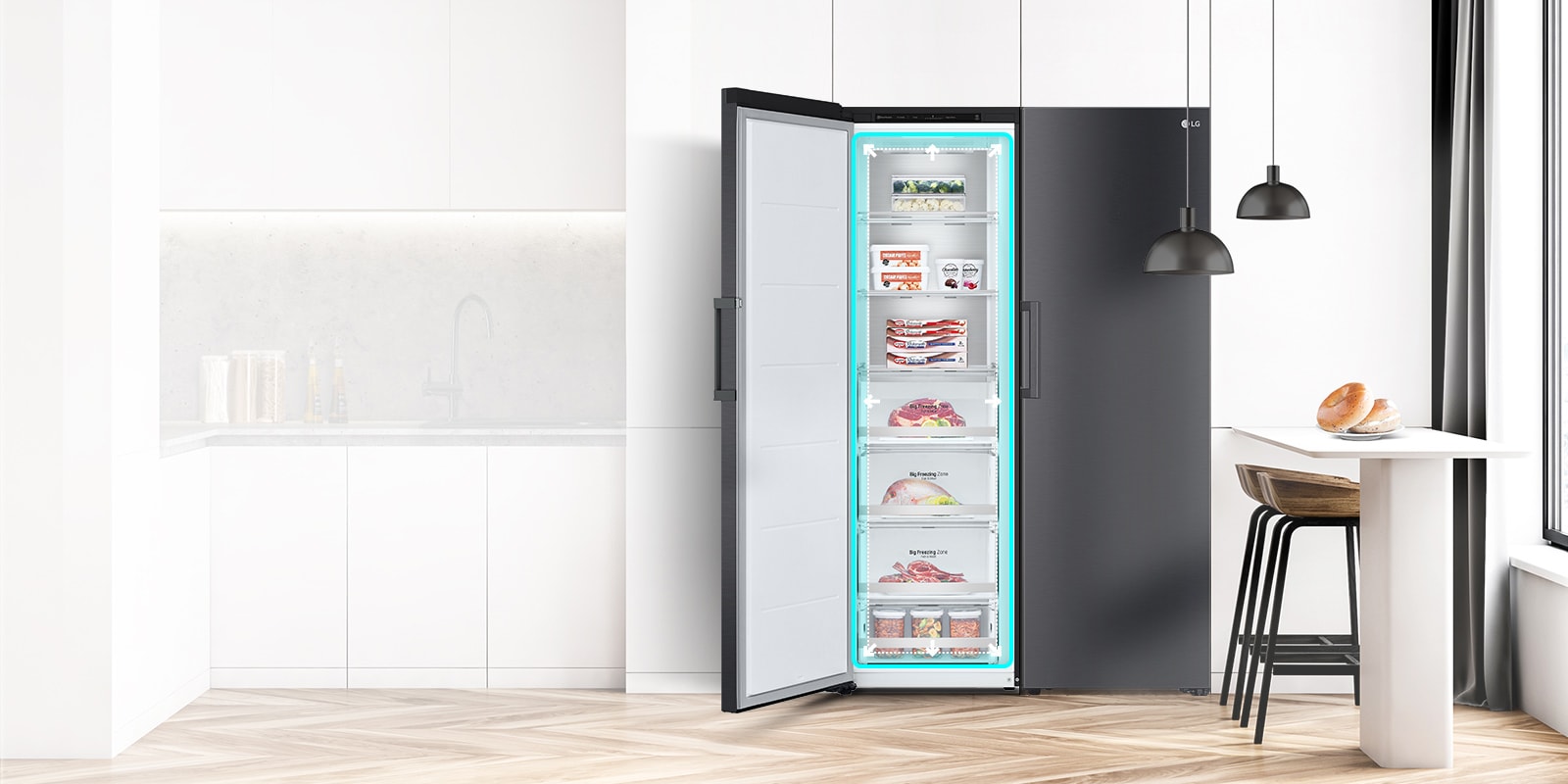 Pakastin näytetään edestä, ovi on auki ja sininen neliö sekä nuolet osoittavat ulospäin korostaen sisätilan suuruutta.