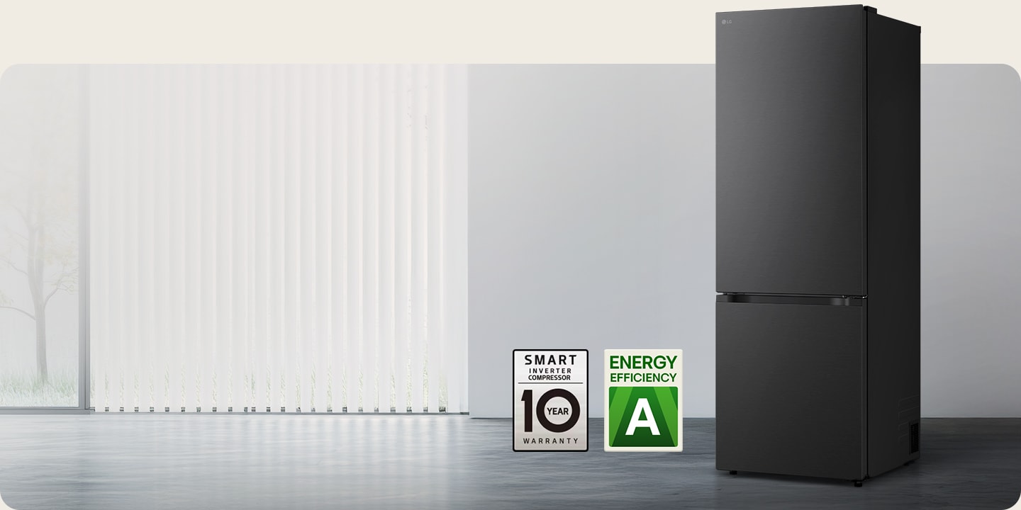 LG-jääkaappipakastin (GBBS726CPY) matte black edestä kirkkaassa huoneessa, jossa pystykaihtimet; 10 v. kompressorin takuu- & energiatehokkuus C -kuvake alla
