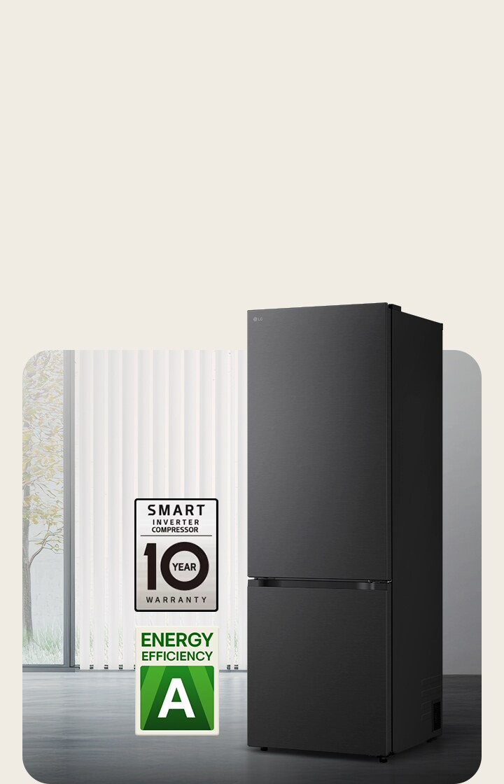 LG-jääkaappipakastin (GBBS726CPY) matte black edestä kirkkaassa huoneessa, jossa pystykaihtimet; 10 v. kompressorin takuu- & energiatehokkuus C -kuvake alla