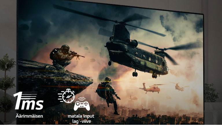 Lähikuva pelaajasta, joka pitää rattia ja pelaa kilpa-ajopeliä tv-ruudulla