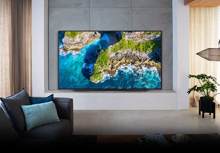 Ylellisen kodin televisiossa näkyy ilmakuva luonnosta