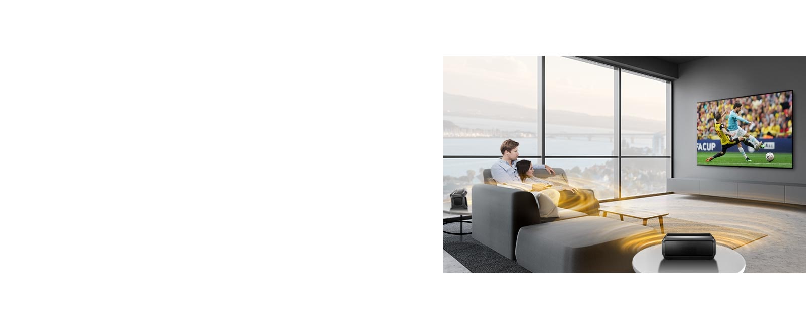 Mies ja nainen katsovat urheilua televisiosta olohuoneessa, jossa on Bluetooth-takakaiutin