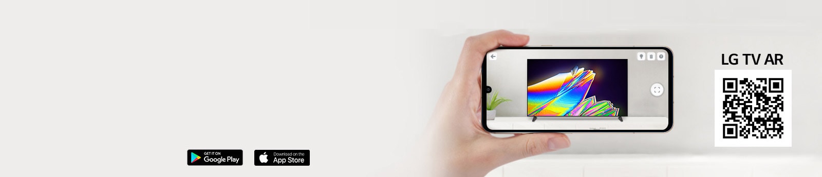 Henkilö käyttää LG:n TV AR -sovellusta puhelimella, sekä QR-koodi, joka johtaa LG TV AR:ään. (http://www.lgtvism.com/lgtvar)