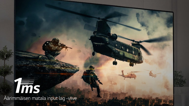 Lähikuva pelaajasta, joka pitää rattia ja pelaa kilpa-ajopeliä tv-ruudulla