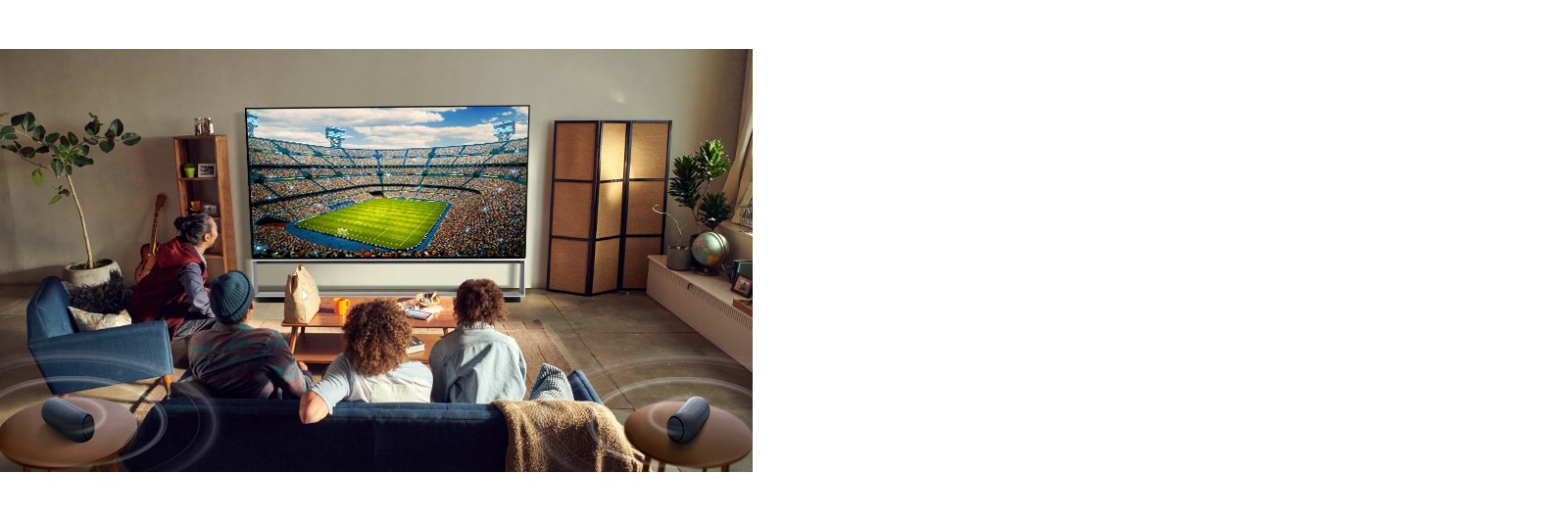 Ihmiset katsovat urheilua televisiosta olohuoneessa, takakaiuttimet yhdistetty Bluetoothilla