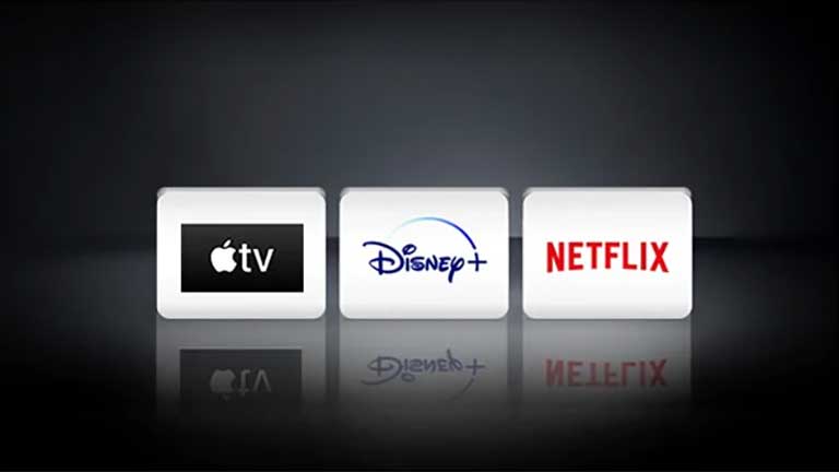 Netflix-logo, Disney+-logo ja Apple TV ‑logo on järjestetty vaakasuoraan mustalle taustalle.