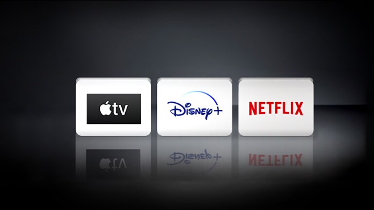 Netflix-logo, Disney+-logo ja Apple TV ‑logo on järjestetty vaakasuoraan mustalle taustalle.