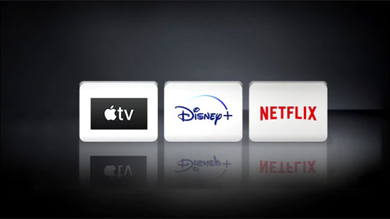 Netflix-logo, Disney+-logo ja Apple TV ‑logo on järjestettyinä vaakasuuntaisesti mustalle taustalle.