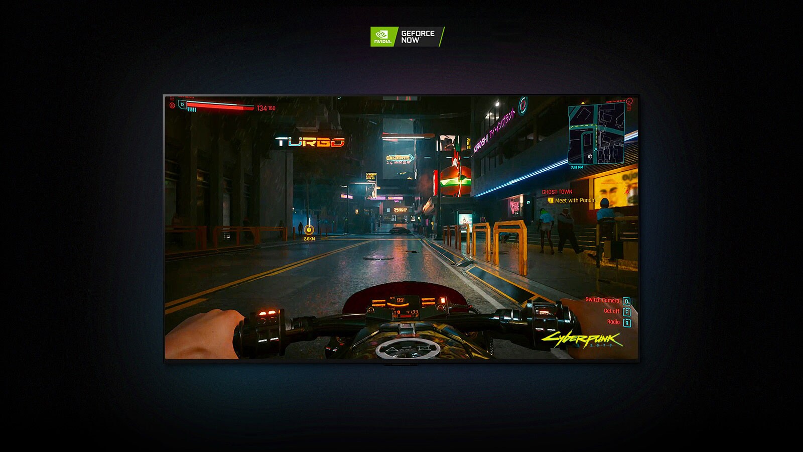 LG OLED -näytöllä näkyvässä Cyberpunk 2077 -kohtauksessa pelaaja ajaa moottoripyörällä neonvalaistulla kadulla