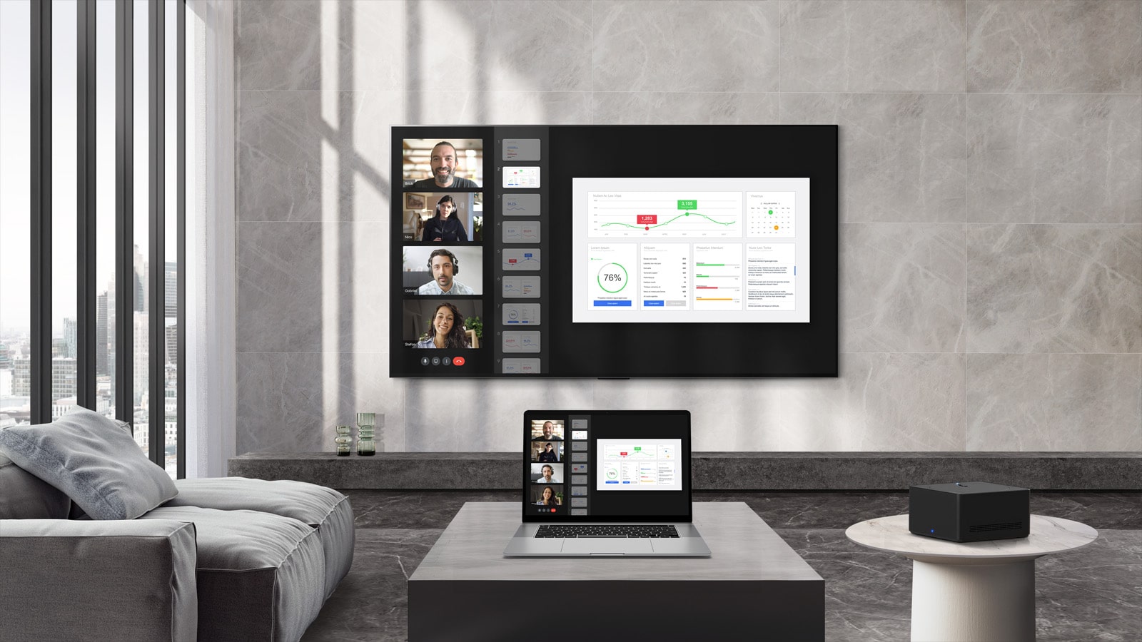 Videolla näkyy henkilö, joka pitää virtuaalisen tiimikokouksen kannettavalla tietokoneellaan, joka on yhdistetty LG OLED M3 -televisioon. Kannettava tietokone on sijoitettu television lähelle, joka näyttää olevan vinossa takana oleviin portteihin nähden. Näppäimistö on sohvalla kaukana kannettavasta tietokoneesta, mikä korostaa sen epäkäytännöllisyyttä. Kuva muuttuu ja televisio on kiinnitetty täysin seinää vasten ja kannettava tietokone on yhdistetty kätevästi Zero Connect Boxiin sohvan vieressä. 