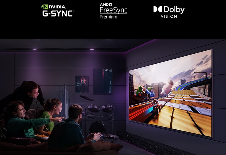 Kuva kolmesta miehestä, jotka pelaavat kilpa-ajopeliä LG OLED -televisiossa modernissa kaupunkiasunnossa.