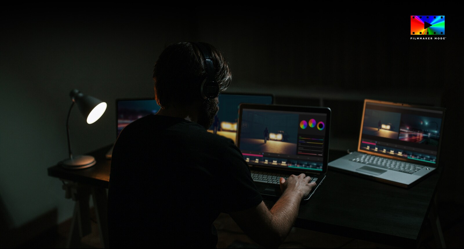 Kuva elokuvan leikkaajasta, joka editoi elokuvaa.