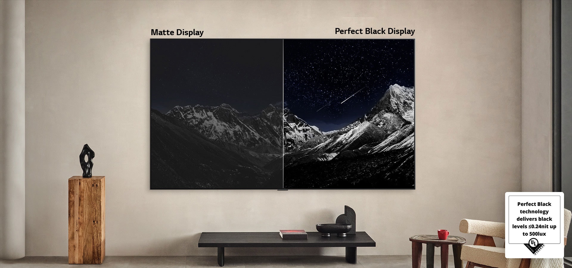 Olohuone, jossa on seinälle asennettu LG OLED TV. Televisiossa näkyy vuoristomaisema tumman tähtitaivaan alla. Tämä näkymä jaetaan kahtia. Toinen puoli on himmeämpi ja harmaampi, ja se on merkitty tekstillä Non Perfect Black -näyttö. Toinen puoli näyttää miellyttävämmältä, ja siinä on laajempi mustan ja valkoisen sävyjen kirjo. Se on merkitty tekstillä Perfect Black -näyttö. Myös logosertifikaatio on näkyvillä, Perfect Black -teknologia tuottaa enintään 0,24 nit tason mustan sävyjä jopa 500 luksiin. Tekstikuplassa sen vieressä lukee katso Perfect Black -sertifiointimerkki. 