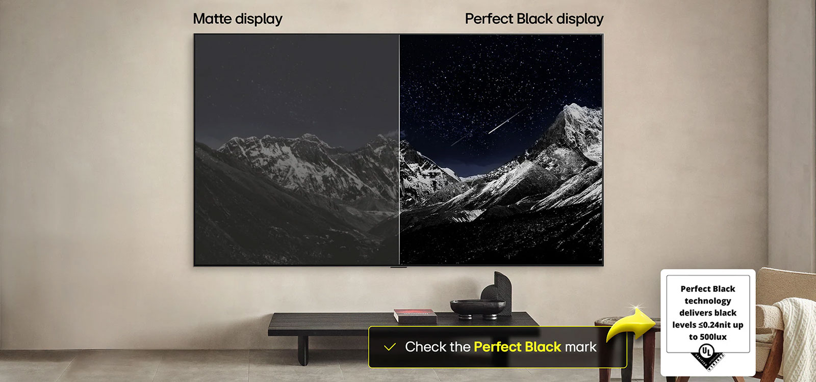 Olohuone, jossa on seinälle asennettu LG OLED TV. Televisiossa näkyy vuoristomaisema tumman tähtitaivaan alla. Tämä näkymä jaetaan kahtia. Toinen puoli on himmeämpi ja harmaampi, ja se on merkitty tekstillä Non Perfect Black -näyttö. Toinen puoli näyttää miellyttävämmältä, ja siinä on laajempi mustan ja valkoisen sävyjen kirjo. Se on merkitty tekstillä Perfect Black -näyttö. Myös logosertifikaatio on näkyvillä, Perfect Black -teknologia tuottaa enintään 0,24 nit tason mustan sävyjä jopa 500 luksiin. Tekstikuplassa sen vieressä lukee katso Perfect Black -sertifiointimerkki. 