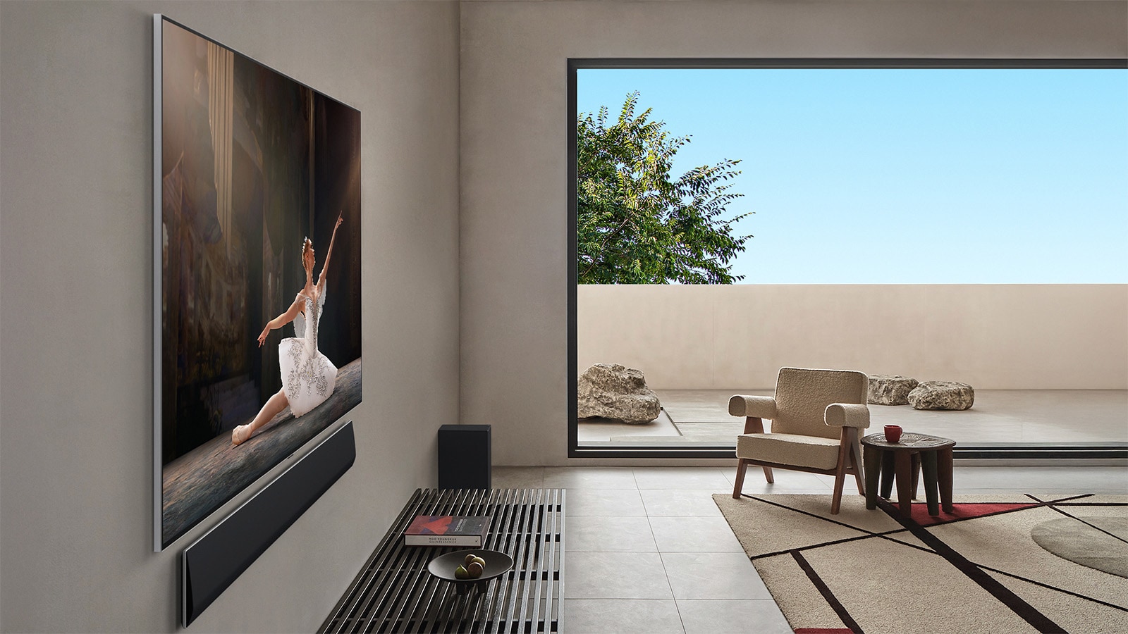 Ylellisen talon olohuone. Kulmasta otettu sivukuva seinälle asennetusta LG OLED TV -televisiosta. Television ja seinän välillä ei näy aukkoa. 