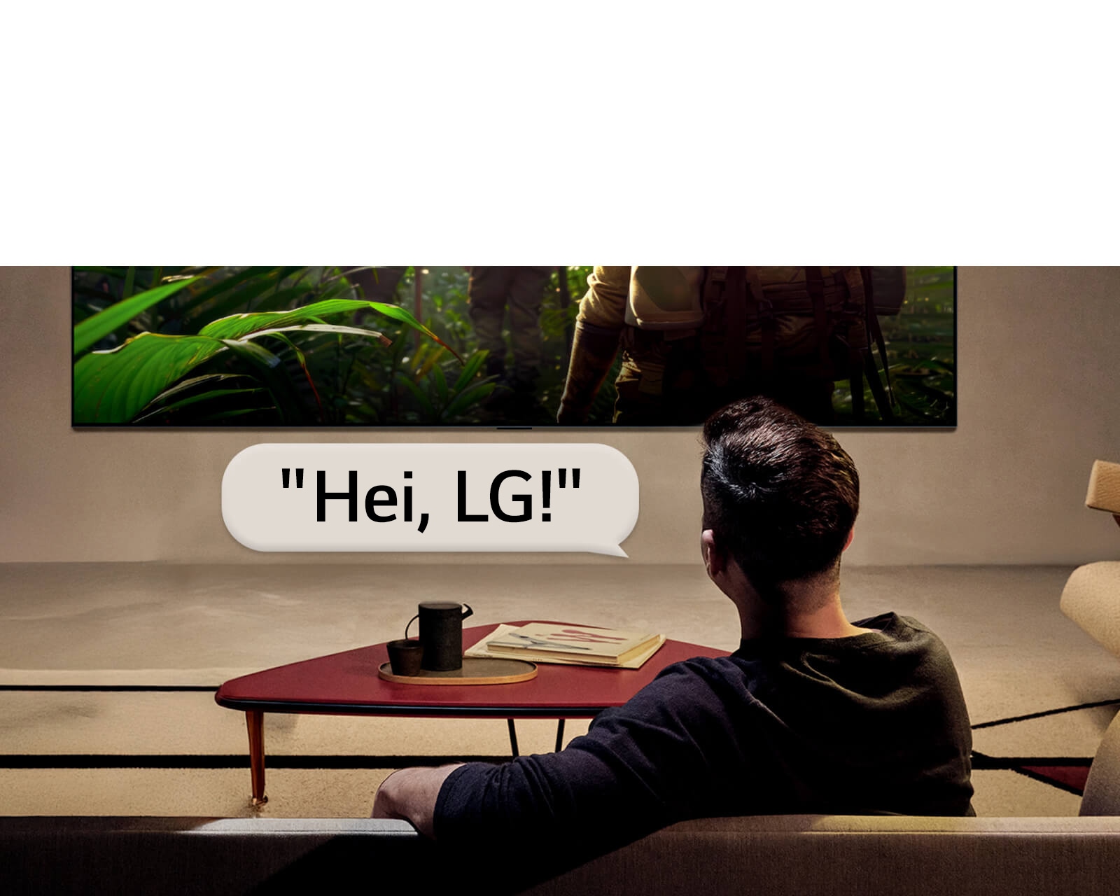 LG OLED evo AI G6 Far Field Voice Recognition -puheentunnistuksella aktivoidaan äänikomennolla, kun huoneessa istuva henkilö sanoo ”Hei, LG” televisiota kohti, mikä demonstroi handsfree-äänivuorovaikutusta TV-käyttöliittymässä.
