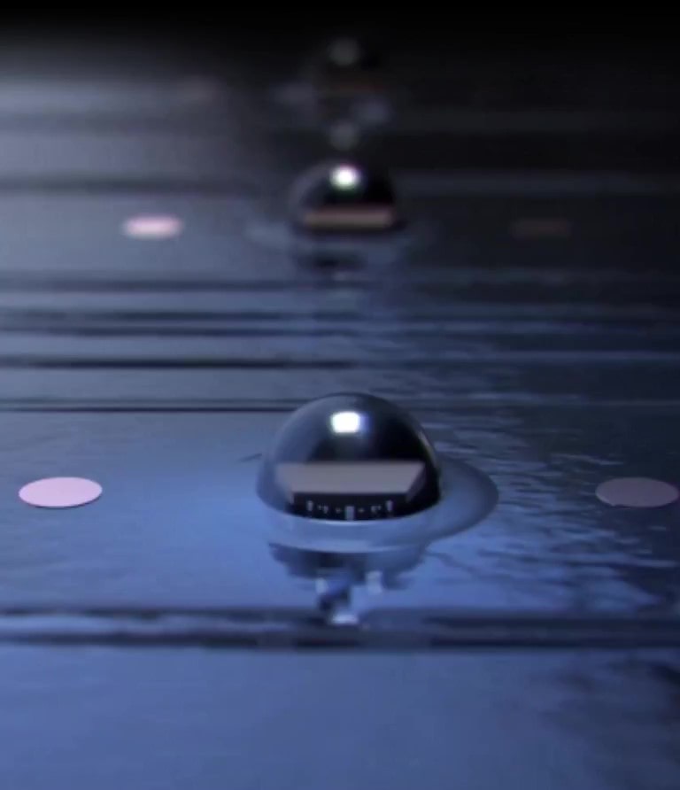 Television miniloistediodit syttyvät ja täyttävät koko televisioruudun ja muuttuvat lopuksi kirkasväriseksi kukaksi televisiossa.