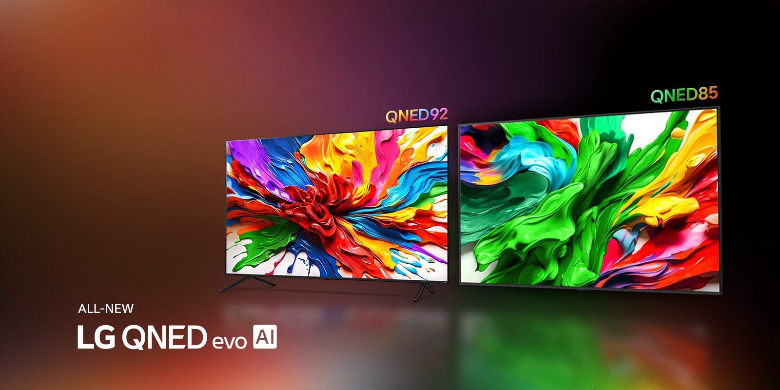 LG QNED92 TV ja LG QNED85 TV ovat rinnakkain. Niiden näytöillä on värikästä taidetta, joka korostaa LG QNEDin uutta eloisaa ja kirkasta värintoistoteknologiaa. TÄYSIN UUSI LG QNED evo AI -logo on myös näkyvillä.