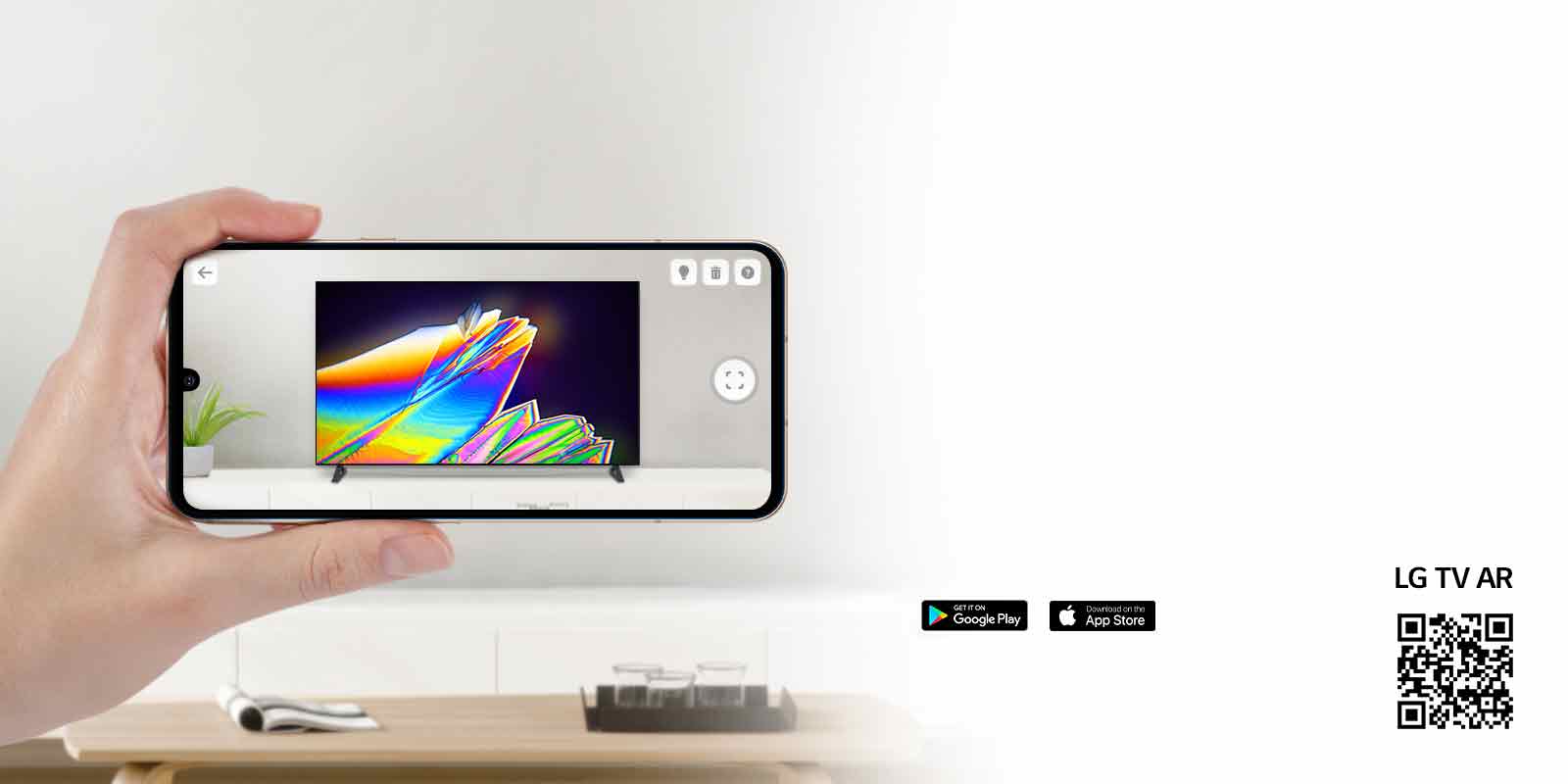 Henkilö käyttää LG:n TV AR -sovellusta puhelimella, sekä QR-koodi, joka johtaa LG TV AR:ään. (http://www.lgtvism.com/lgtvar)
