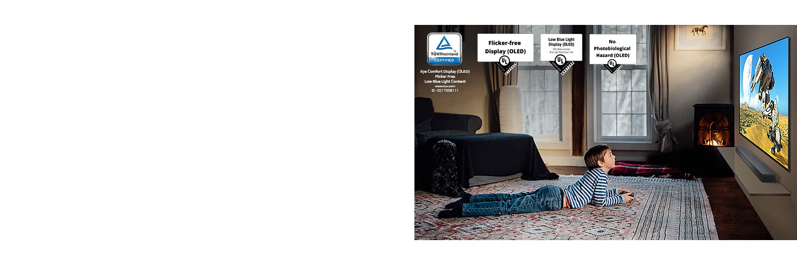 Lapsi makaa lattialla pidellen ohjaussauvaa ja pelaten peliä TV:n kuvaruudussa.