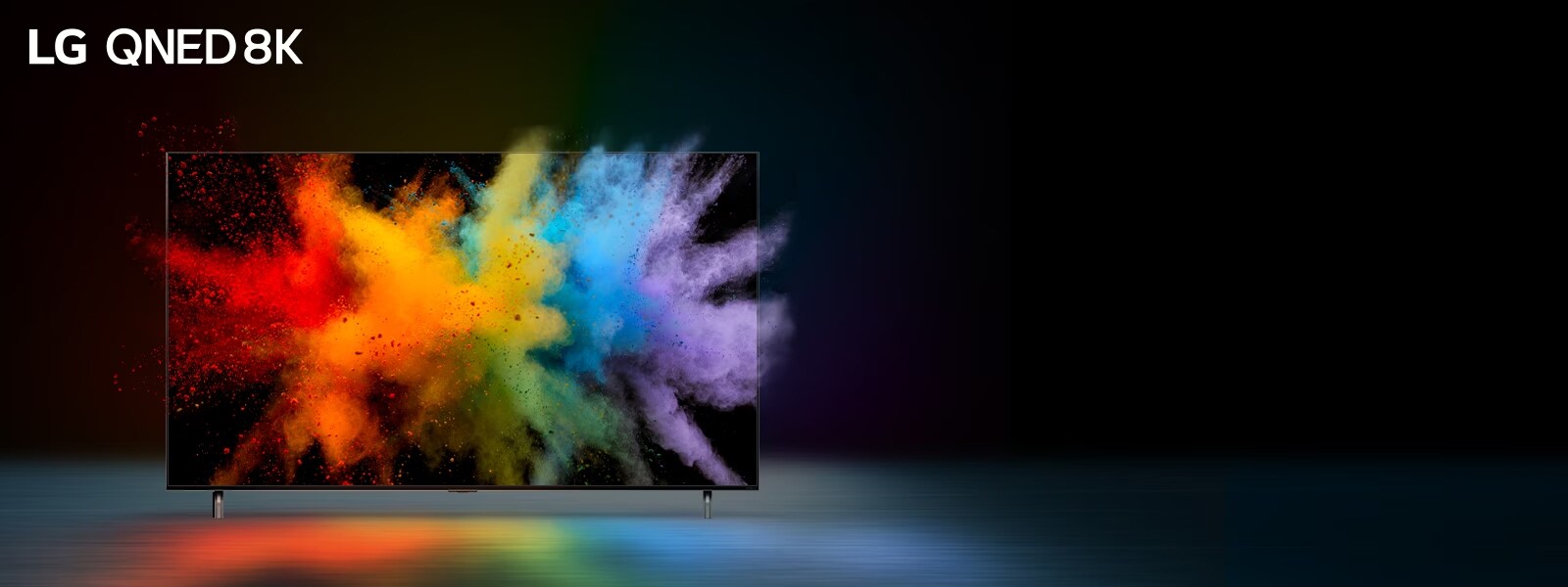 Televisiovastaanotin on mustissa tiloissa Värijauhe räjähtää televisioruudussa. 