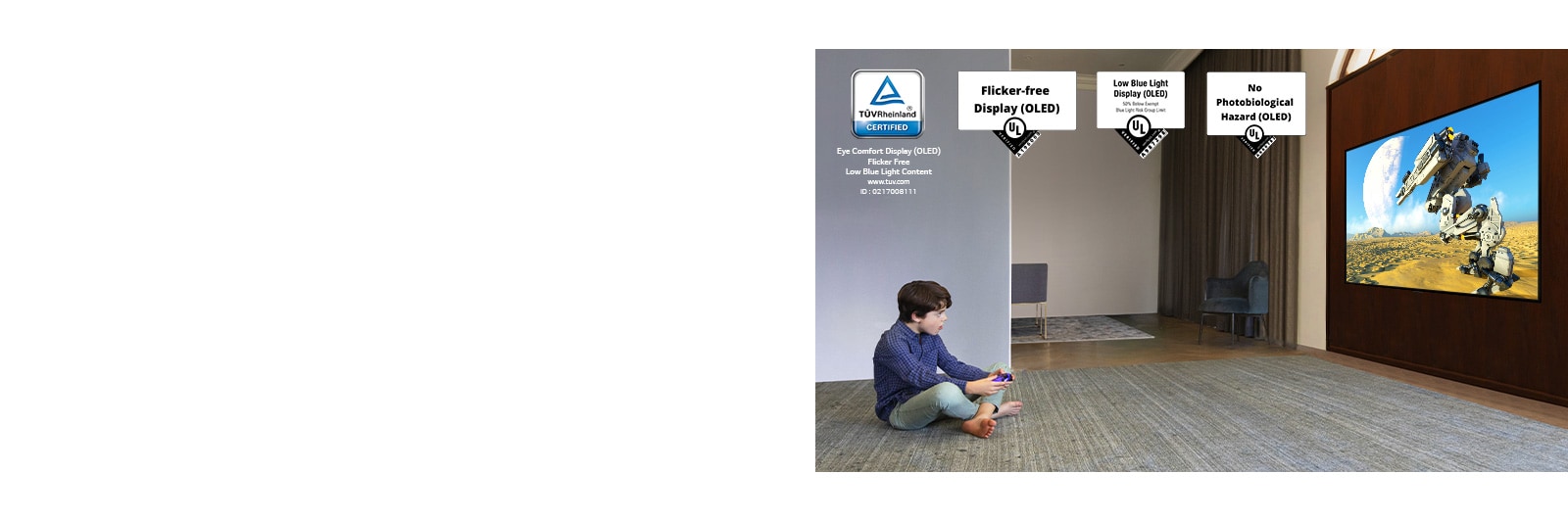 Lapsi makaa lattialla pidellen ohjaussauvaa ja pelaten peliä TV:n kuvaruudussa.