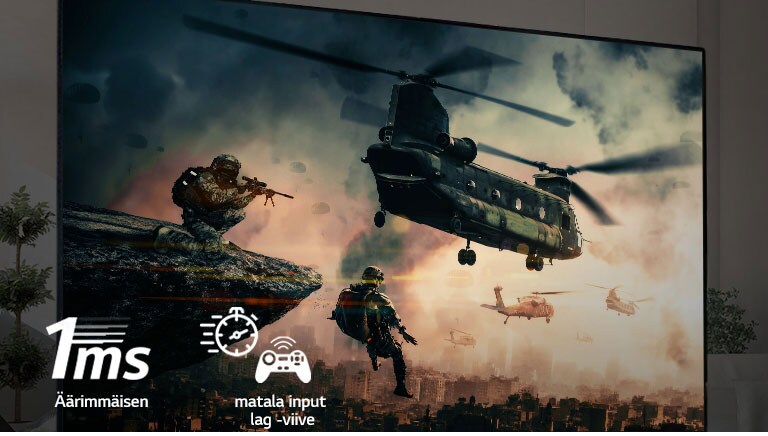 Lähikuva pelaajasta, joka pitää rattia ja pelaa kilpa-ajopeliä tv-ruudulla