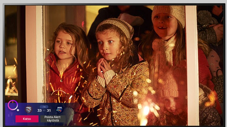 TV:n kuvaruutu, jossa näkyy kohtaus jouluelokuvasta sekä Sports Alert -ilmoitus