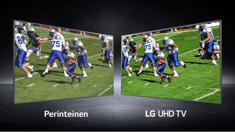 Kuva pelaajasta jalkapallokentällä eri näkymissä. Yksi näkyy perinteisellä näytöllä ja toinen UHD TV -näytöllä.