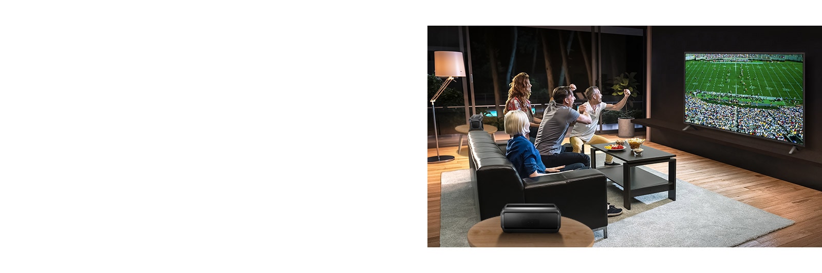 Ihmiset katselevat urheilupeliä televisiosta olohuoneessa käyttäen Bluetooth-kaiuttimia.