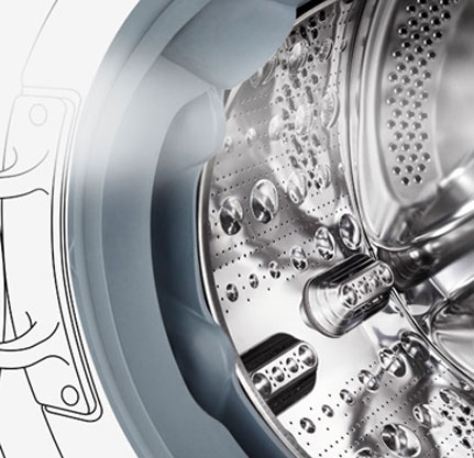 Kuva pesukoneen sisäpuolelta, jossa ruostumattomasta teräksestä valmistetut rummut näkyvät.