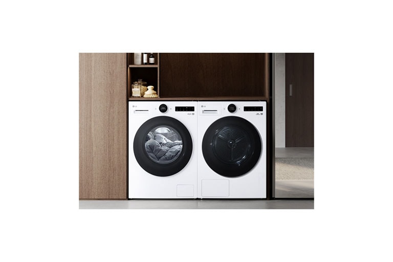 Tilassa on kaksi tuotetta. Vasen käynnistyy ja yhdistää automaattisesti oikeaan, johon ohjelma asetetaan automaattisesti.