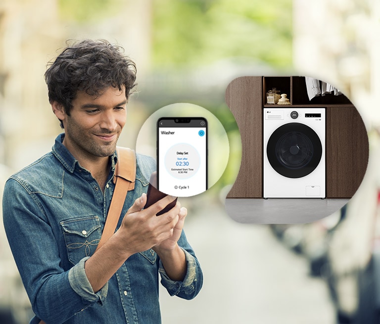 Mies käyttää sovellusta katsellessaan matkapuhelintaan.