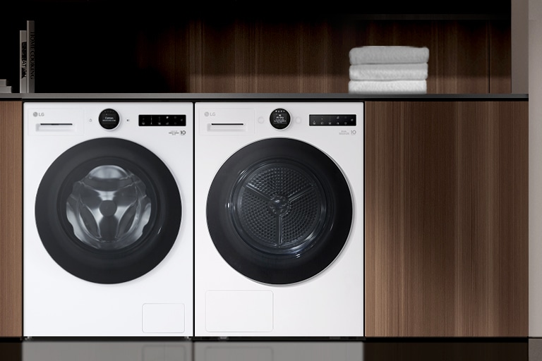 Sisäkuva pesukoneesta ja kuivausrummusta vierekkäin.