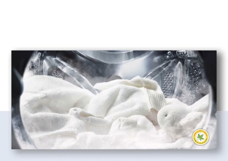 Pesukoneessa on pyykkiä ja käytetään höyryä.