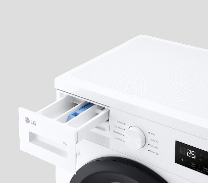 Lähikuva pesukoneen rummusta, jonka ovi on auki