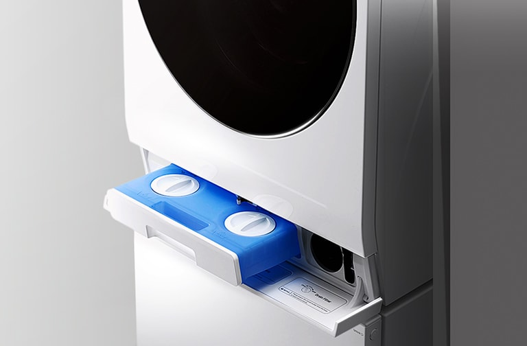 LG SIGNATURE -pesukone on sijoitettu kuvan vasempaan reunaan, ja automaattisen annostelun lokero on auki.