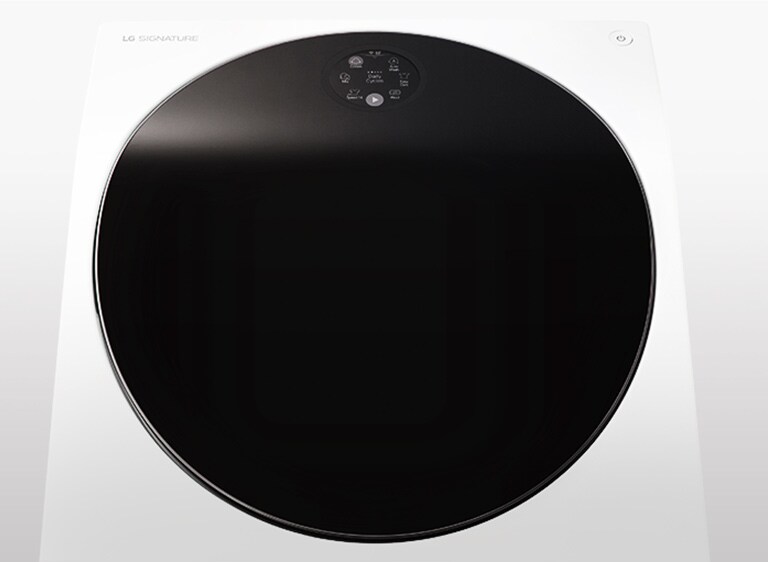 LG SIGNATURE -pesukone on sijoitettu kuvan keskelle, ja tausta on valkoinen.